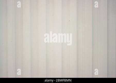 Die Textur des profilierten Blechs ist weiß, ein Metallzaun. Für das Dach. Aluminiumzaun. Wandplatte aus verzinktem Stahl. Wellblech Profilplatten Stockfoto