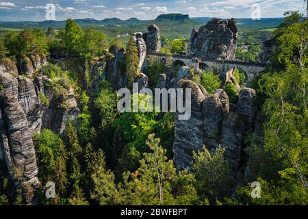 Brücke namens Bastei in der Sächsischen Schweiz, bei Sonnenaufgang und Nebel über der Elbe, Nationalpark Sächsische Schweiz Stockfoto