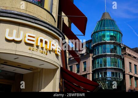 Das traditionelle deutsche Schmuckgeschäft „Wempe“ (gegründet 1878) und die moderne Fassade des „eröffneten Einkaufszentrums 1994 Schadow-Arkaden“. Stockfoto