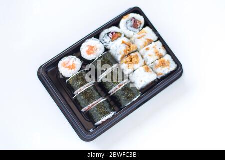 Frisch zubereitetes Sushi Maki und knusprige Brötchen auf dem Teller Stockfoto