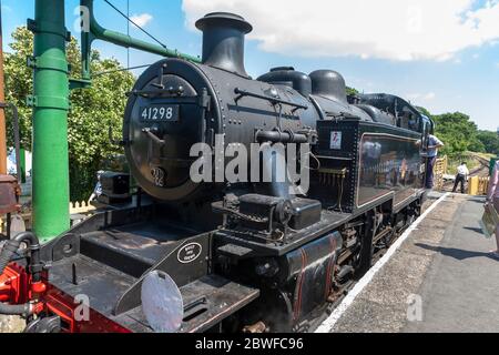 Ivatt Klasse 2 2-6-2T NO.41298 Wasserannahme an der Havenstreet Station auf der Isle of Wight Steam Railway, Isle of Wight, England, Großbritannien Stockfoto