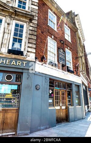 Haus mit einer blauen Plakette für Gizmo - lokale Persönlichkeit und Shih Tzu, London, Großbritannien Stockfoto