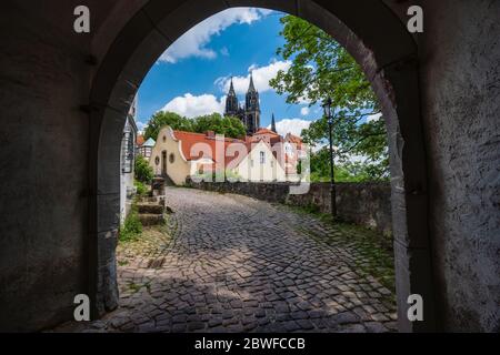 Bogentor zur mittelalterlichen Meissener Altstadt mit schöner Albrechtsburg im Hintergrund. Dresden, Sachsen, Deutschland. Sonniger Tag im Frühling Stockfoto