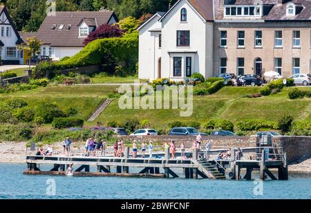 Currabinny, Cork, Irland. Juni 2020. Kleine Gruppen von Einheimischen versammelten sich, um den heißen sonnigen Tag auf dem Pier in Currabinny, Co. Cork, Irland, zu genießen. - Credit; David Creedon / Alamy Live News Stockfoto