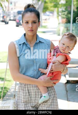Jessica Alba führt einige Besorgungen mit Tochter Haven Warren, Beverly Hills, CA. 23 Juni 2012 Stockfoto