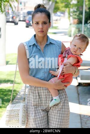 Jessica Alba führt einige Besorgungen mit Tochter Haven Warren, Beverly Hills, CA. 23 Juni 2012 Stockfoto