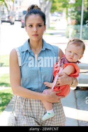 Jessica Alba führt einige Besorgungen mit Tochter Haven Warren, Beverly Hills, CA. 23 Juni 2012 Stockfoto