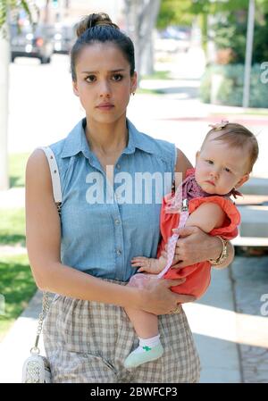 Jessica Alba führt einige Besorgungen mit Tochter Haven Warren, Beverly Hills, CA. 23 Juni 2012 Stockfoto