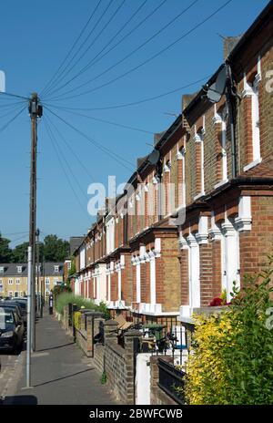 Reihenhäuser in einer Straße in twickenham, middlesex, england Stockfoto