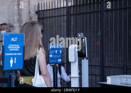 Rom, Italien. Juni 2020. Termoscanner für die Körpertemperaturregelung am Eingang des Kolosseums in Rom, Italien am 1. Juni 2020. (Foto: Matteo Nardone/Pacific Press/Sipa USA) Quelle: SIPA USA/Alamy Live News Stockfoto