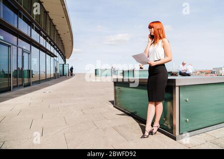 Junge Rotschopf Geschäftsfrau in formellen draußen Stockfoto