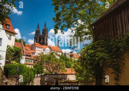 Mittelalterliche Meissener Altstadt mit schöner Albrechtsburg auf einem Hügel. Dresden, Sachsen, Deutschland. Sonniger Tag im Frühling Stockfoto