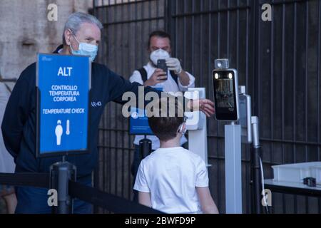 Rom, Italien. Juni 2020. Termoscanner für die Körpertemperaturregelung am Eingang des Kolosseums in Rom, Italien am 1. Juni 2020. (Foto: Matteo Nardone/Pacific Press/Sipa USA) Quelle: SIPA USA/Alamy Live News Stockfoto