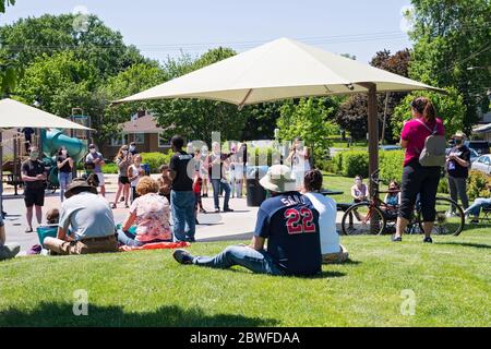 West St. Paul, MN/USA - 30. Mai 2020: West Saint Paul Bewohner Taurean Garrett befasst sich mit rassischen Fragen bei einer Gemeinschaft Treffen in Harmon Park. Stockfoto