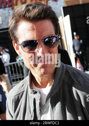 Tom Cruise trifft und begrüßt Fans bei der Rock of Ages Premiere in Hollywood, CA. Juni 2012 Stockfoto