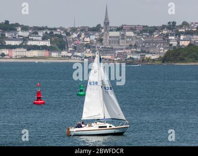 Currabinny, Cork, Irland. Juni 2020. Segelboot Clotilde fährt aus Cork Harbour mit Cobh im Hintergrund an einem herrlichen sonnigen Nachmittag in Currabinny, Co. Cork, Irland. - Credit; David Creedon / Alamy Live News Stockfoto