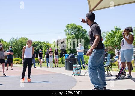 West St. Paul, MN/USA - 30. Mai 2020: West Saint Paul Bewohner Taurean Garrett befasst sich mit rassischen Fragen bei einer Gemeinschaft Treffen in Harmon Park. Stockfoto