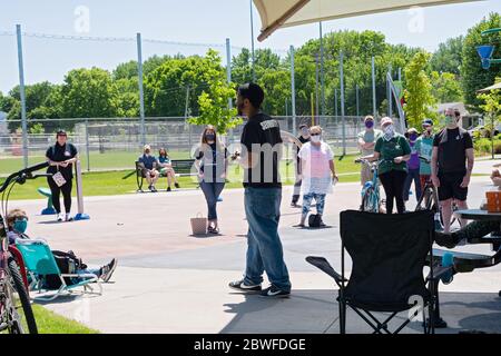 West St. Paul, MN/USA - 30. Mai 2020: West Saint Paul Bewohner Taurean Garrett befasst sich mit rassischen Fragen bei einer Gemeinschaft Treffen in Harmon Park. Stockfoto