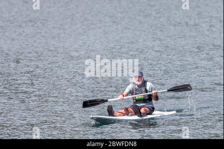 Crosshaven, Cork, Irland. Juni 2020. Robbie Parker kehrt nach Crosshaven zurück, nachdem sie an einem herrlichen Feiertagsmontag in Spike Island und Houlbowline Paddelboarden gemacht hat. - Credit; David Creedon / Alamy Live News Stockfoto