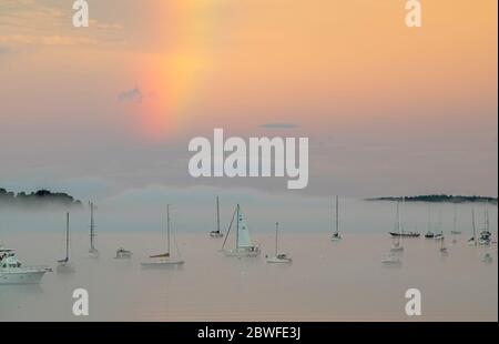 Southwest Harbor in der Nähe des Acadia National Park, Maine, USA. Sonnenuntergang. Stockfoto