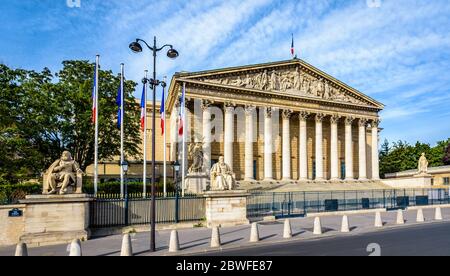 Panoramablick auf die neoklassische Fassade, mit Portikus, Kolonnade und geschnitzten Giebel, des Palais Bourbon in Paris, Frankreich, Sitz des französischen N Stockfoto