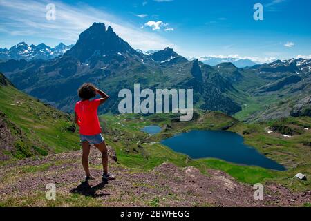 Wanderfrau auf der Suche nach einem Pic du Midi Ossau in den französischen Pyrenäen Stockfoto