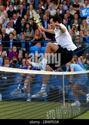 16. Juni 2013 Jimmy Carr genießt ein Ausstellungs-Match für die Rallye für Krebs Charity bei den Aegon Championships, Queens Club, London. Quelle: Headlinephoto +44 (0)7794 378575 www.headlinephoto.co.uk photos@headlinephoto.co.uk Stockfoto