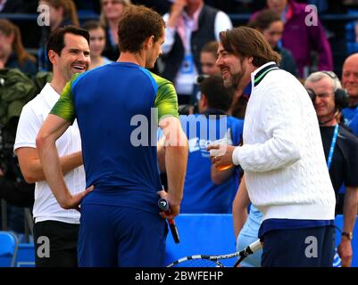 16. Juni 2013 Jimmy Carr, Andy Murray und Jonathan Ross genießen ein Ausstellungs-Match für die Rally for Cancer Charity bei den Aegon Championships, Queens Club, London. Quelle: Headlinephoto +44 (0)7794 378575 www.headlinephoto.co.uk photos@headlinephoto.co.uk Stockfoto