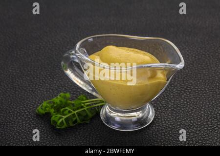 Senf Sauce in der Schüssel serviert Petersilie Stockfoto