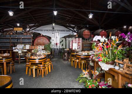 FUNCHAL, PORTUGAL - 18. FEBRUAR 2020: Französischer Weinkorker auf der Bodega Pereira d'Oliveira in Funchal auf Madeira, Portugal. Das Weingut war eine Weinverkostung Stockfoto