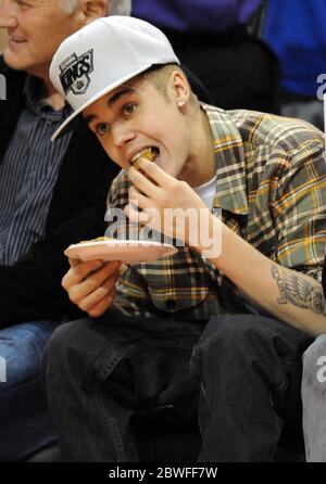 Justin Bieber mit Chris Paul II, dem Sohn des LA Clippers-Spielers Chris Paul, während sie beide Los Angeles Clippers beim NBA-Spiel im Staples Center in Los Angeles, Kalifornien, beobachten. 27 Dezember 2012 Stockfoto