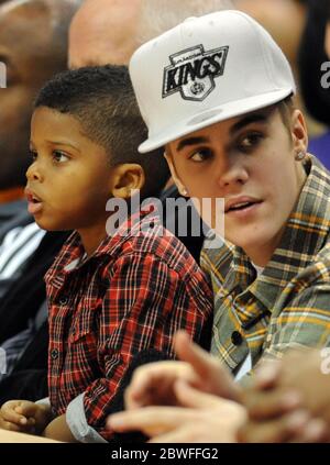 Justin Bieber mit Chris Paul II, dem Sohn des LA Clippers-Spielers Chris Paul, während sie beide Los Angeles Clippers beim NBA-Spiel im Staples Center in Los Angeles, Kalifornien, beobachten. 27 Dezember 2012 Stockfoto