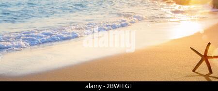 Abstrakter Sommerurlaub Hintergrund von verschwommenen Strand und Wellen des Meeres Stockfoto