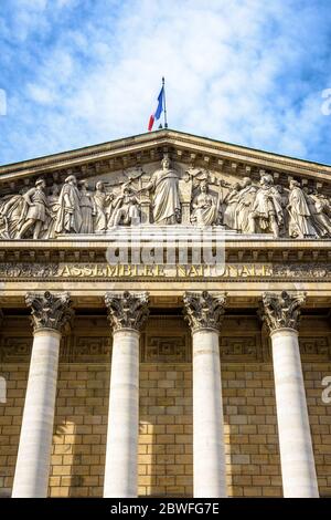 Niedrige Winkelansicht der neoklassischen Fassade des Palais Bourbon, Sitz der französischen Nationalversammlung in Paris, Frankreich, mit der Inschrift Assemblee Stockfoto