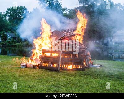 Wütende Lagerfeuer von Holzpaletten Stockfoto