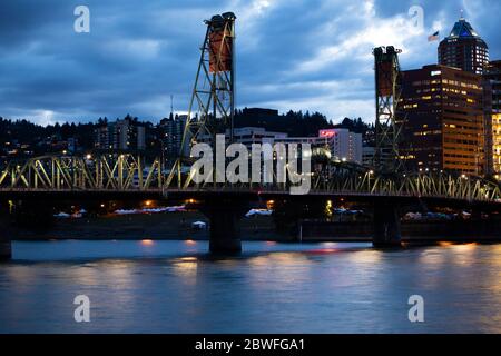 Stahl, vertikale Lift-Brücke über Willamette River bei Sonnenuntergang, Portland, Oregon, USA Stockfoto