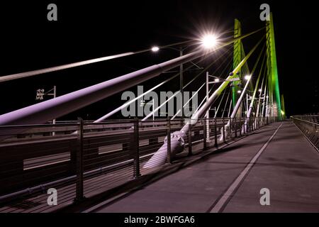 Tilikum Brücke bei Nacht, Portland, Oregon, USA Stockfoto