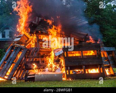 Wütende Lagerfeuer von Holzpaletten Stockfoto