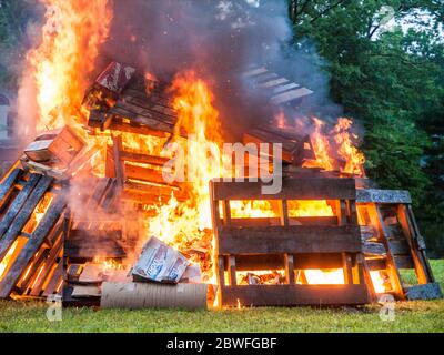 Wütende Lagerfeuer von Holzpaletten Stockfoto