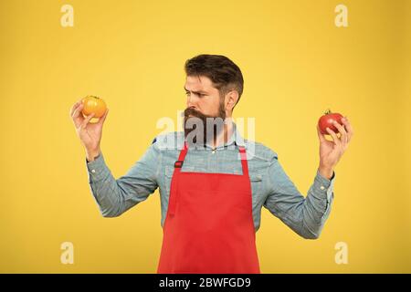 Tipps für das Wachstum am besten Tomate. Nutzen für die Gesundheit der Tomate. saftig und süß Gemüse. brutale Koch im Vorfeld. bärtiger Mann Chef mit Tomate. Tomaten sind ein äußerst nahrhafte pflanzliche Nahrung. Bio Diät. Stockfoto