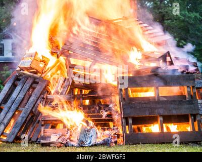 Wütende Lagerfeuer von Holzpaletten Stockfoto