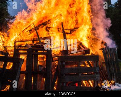 Wütende Lagerfeuer von Holzpaletten Stockfoto