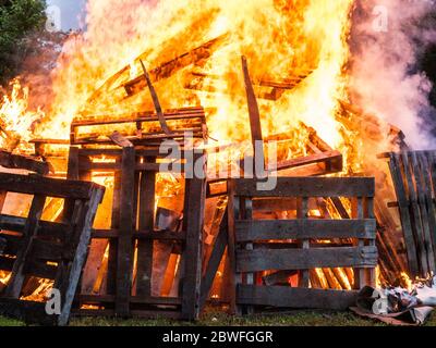 Wütende Lagerfeuer von Holzpaletten Stockfoto