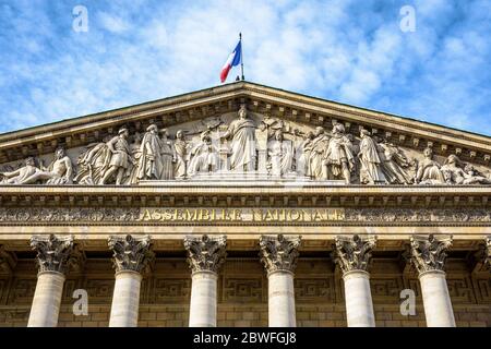 Niedrige Winkelansicht der neoklassischen Fassade des Palais Bourbon, Sitz der französischen Nationalversammlung in Paris, Frankreich, mit der Inschrift Assemblee Stockfoto