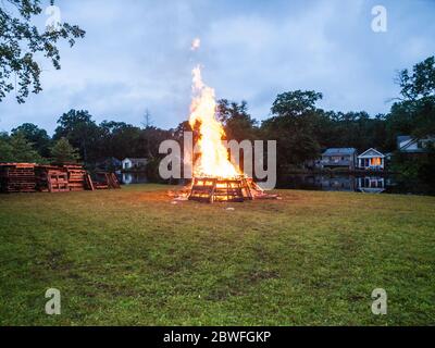 Wütende Lagerfeuer von Holzpaletten Stockfoto