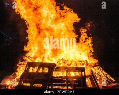 Wütende Lagerfeuer von Holzpaletten Stockfoto