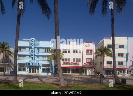 Ein verlassener Ocean Drive, South Beach, Miami Florida. Die Straße ist wegen des Coronavirus für den Verkehr gesperrt. Stockfoto