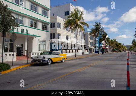 Ein verlassener Ocean Drive, South Beach, Miami Florida. Die Straße ist wegen des Coronavirus für den Verkehr gesperrt. Stockfoto
