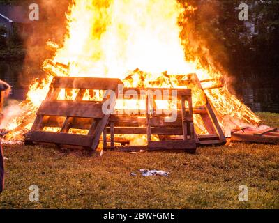 Wütende Lagerfeuer von Holzpaletten Stockfoto