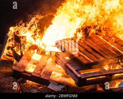 Wütende Lagerfeuer von Holzpaletten Stockfoto